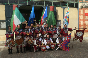 Italian flag-throwing group